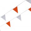 Linea de banderines de seguridad naranja con blanco